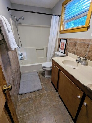 Sèche-cheveux, serviettes fournies