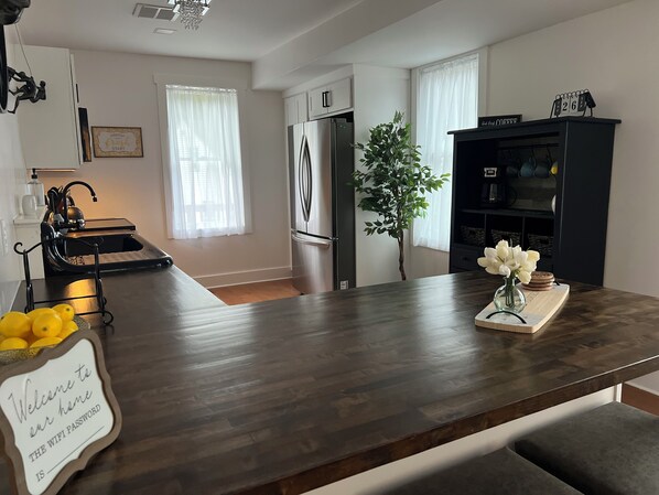 Kjøleskap, mikrobølgeovn, ovn og kokeplater