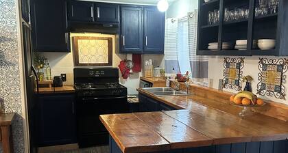 Charming 3-bedroom mobile home with Starlink WiFi in serene area of Stephenville