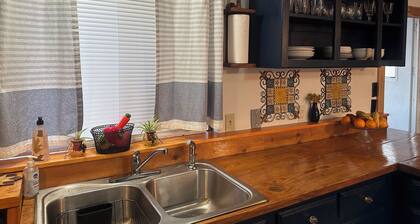 Charming 3-bedroom mobile home with Starlink WiFi in serene area of Stephenville