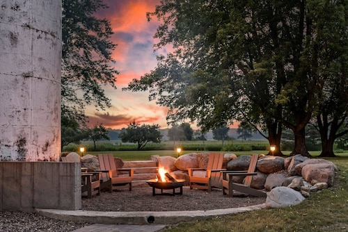 The Kinni Cottage - Entire Riverfront Cottage