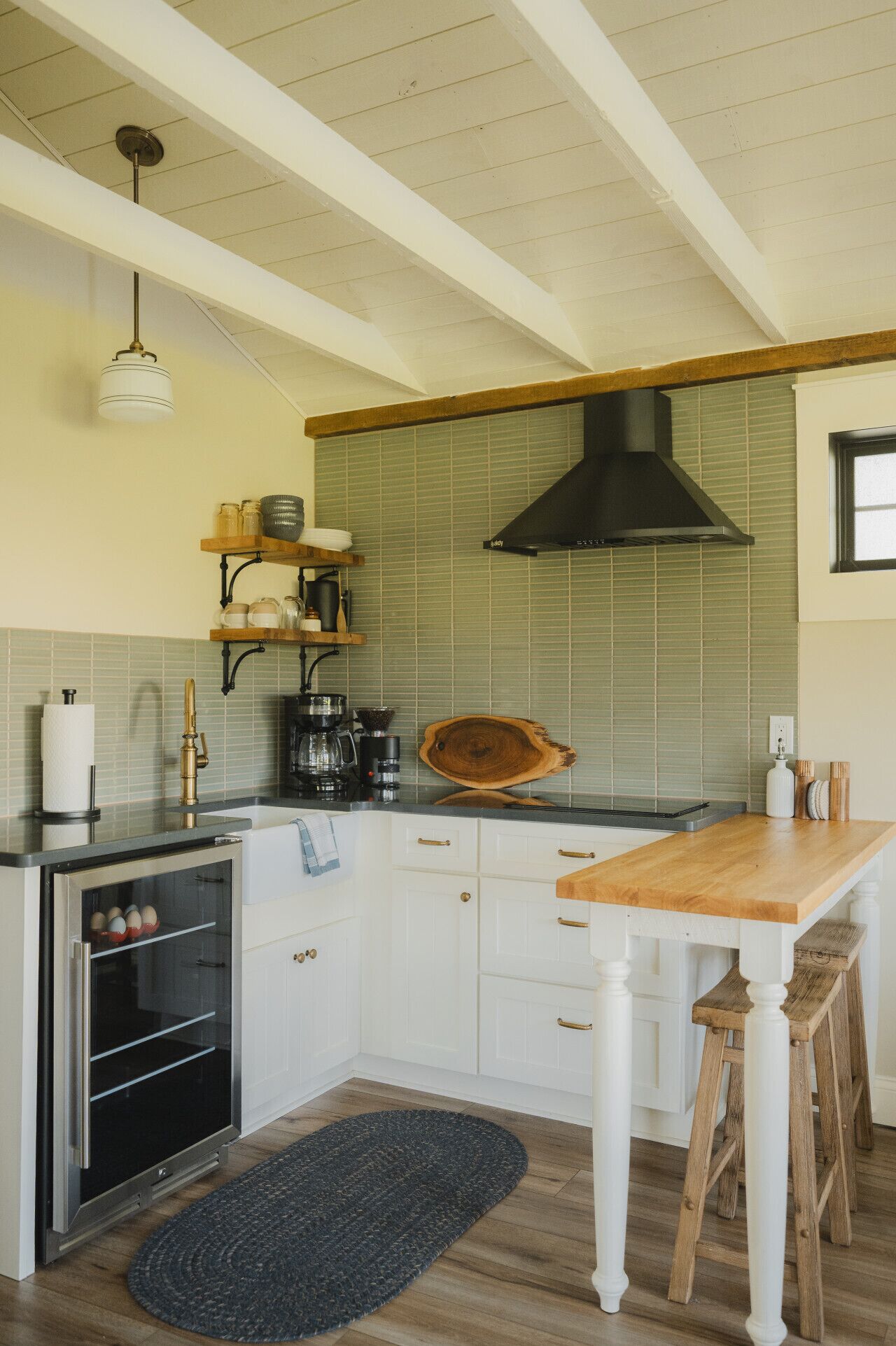 Fridge, stovetop, coffee/tea maker, toaster