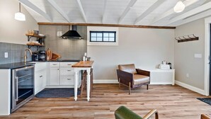 Eine geräumige Küche mit Holztisch, einem Stuhl und einer Heizung.