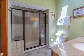 Dusche, Haartrockner, Handtücher, Seife