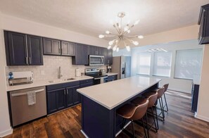 Køleskab, mikrobølgeovn, ovn, kogeplade