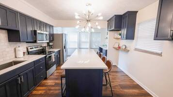 Jääkaappi, mikroaaltouuni, uuni, liesi