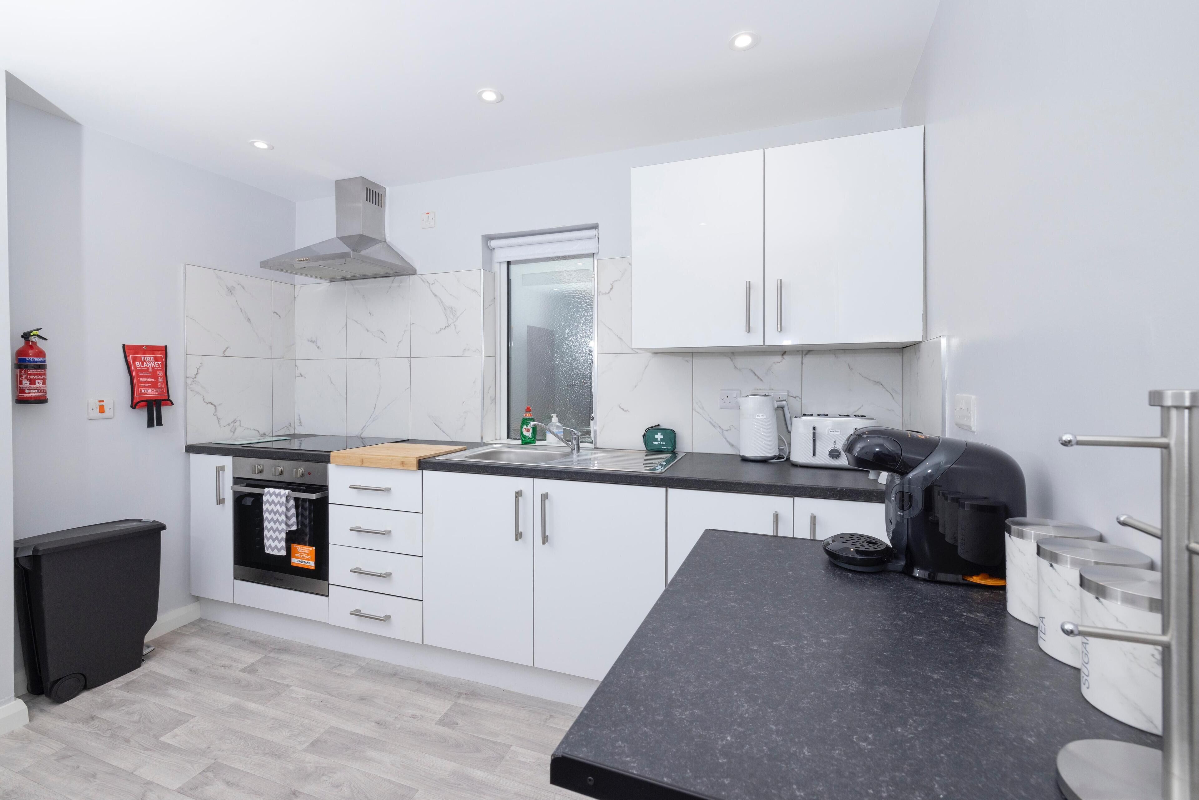 冷蔵庫、電子レンジ、オーブン、コンロ