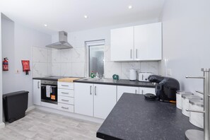 Een koelkast, een microgolfoven, een oven, een kookplaat