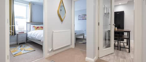2 habitaciones, tabla de planchar con plancha, wifi y ropa de cama
