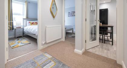 Cozy and Modern 2-Bedroom Retreat in the Heart of Downtown