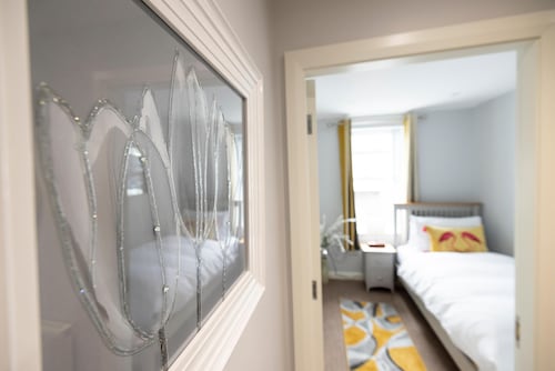 Cozy and Modern 2-Bedroom Retreat in the Heart of Downtown