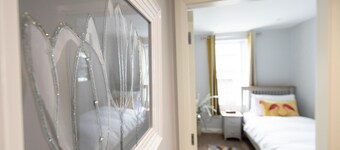 Cozy and Modern 2-Bedroom Retreat in the Heart of Downtown