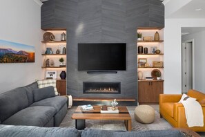 Fernseher, Kamin, Stereoanlage