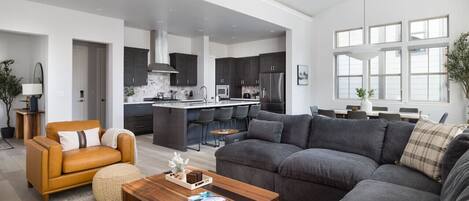 Fernseher, Kamin, Stereoanlage