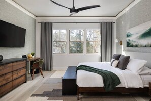 Desk, iron/ironing board, travel cot, WiFi - Aspen Glen Modern Retreat + EV Charger + Views (Big Bear Lake)