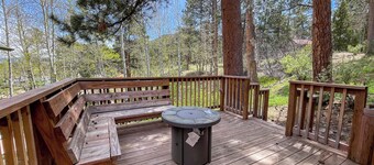 SunBright Cottage: Fireplace, A/C, Jacuzzi, Private Deck, King Bed