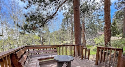 SunBright Cottage: Fireplace, A/C, Jacuzzi, Private Deck, King Bed