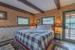 1 bedroom, iron/ironing board, WiFi, bed sheets - SunBright Cottage: Fireplace, A/C, Jacuzzi, Private Deck, King Bed (Estes Park)