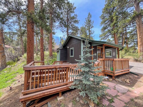 SunBright Cottage: Fireplace, A/C, Jacuzzi, Private Deck, King Bed