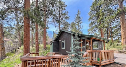 SunBright Cottage: Fireplace, A/C, Jacuzzi, Private Deck, King Bed