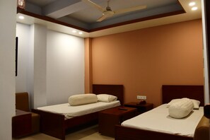 Deluxe-Zweibettzimmer, Stadtblick | Schreibtisch, kostenloses WLAN