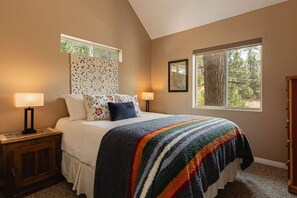 Iron/ironing board, free WiFi, bed sheets - Blissful Bay Cabin + Block from Boulder Bay (Big Bear Lake)