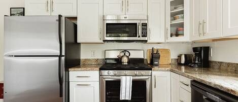 Micro-ondes, four, plaque de cuisson, lave-vaisselle