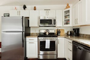 Micro-ondes, four, plaque de cuisson, lave-vaisselle