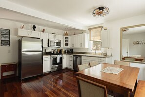 Microondas, horno, parrilla de estufa y lavavajillas 