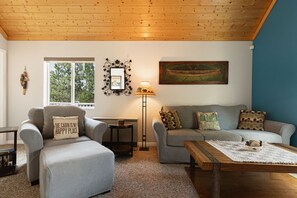 Smart TV, DVD player - Blissful Bay Cabin + Block from Boulder Bay (Big Bear Lake)