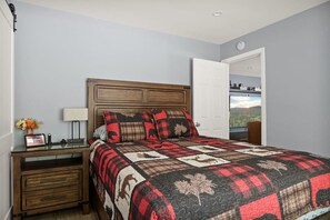 3 habitaciones, escritorio y tabla de planchar con plancha