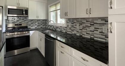 Charming 2-bedroom apt with AC and WiFi in lovely Mamaroneck