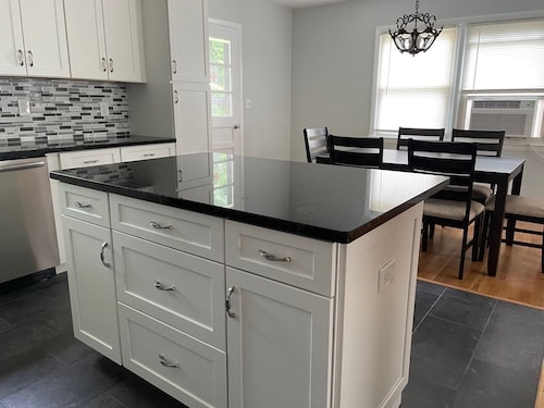 Charming 2-bedroom apt with AC and WiFi in lovely Mamaroneck