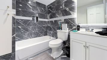 Sèche-cheveux, serviettes fournies, papier toilette