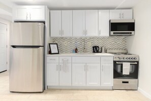 Microwave, oven, stovetop, cookware/dishes/utensils