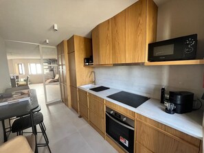 Refrigerador, microondas, horno y parrilla de estufa 