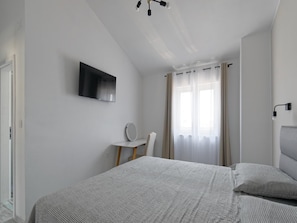3 bedrooms, in-room safe, free WiFi, bed sheets