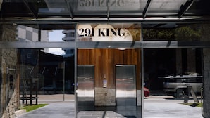 L’entrée d’un hôtel, avec une enseigne indiquant « 291 KING ».