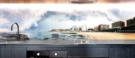 Microondas, horno, placa de cocina, lavavajillas