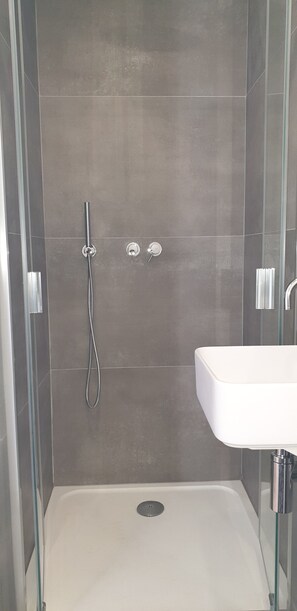 Haartrockner, Handtücher, Seife, Shampoo