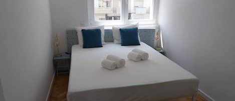 2 habitaciones, tabla de planchar con plancha, cuna de viaje y wifi
