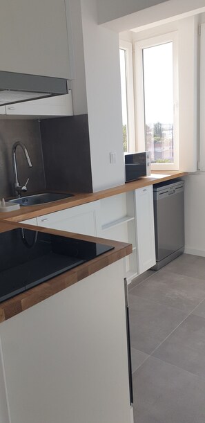 ثلاجة، ميكروويف، فرن، موقد طهي مسطح