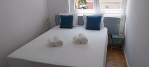 2 عدّة غرف نوم ومكواة/لوح كي وسرير سفر وواي فاي