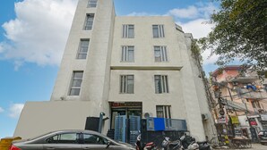 Een meerhoog gebouw met een bordje voor hotel 'The Blue Room'.