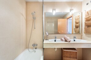 Douche, séchoir à cheveux, serviettes fournies