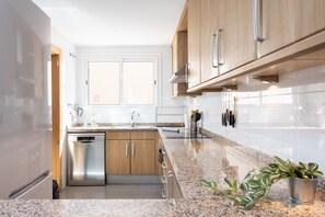 Jääkaappi, uuni, astianpesukone, kahvin-/teenkeitin