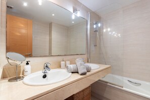 Shower, hair dryer, towels