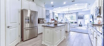 LARGE Spacious home, Outdoor Kitchen, Pool table, Sports bar, Golfcart, Dog park