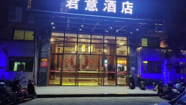Entrada de hotel com uma placa indicando "King Hotel".