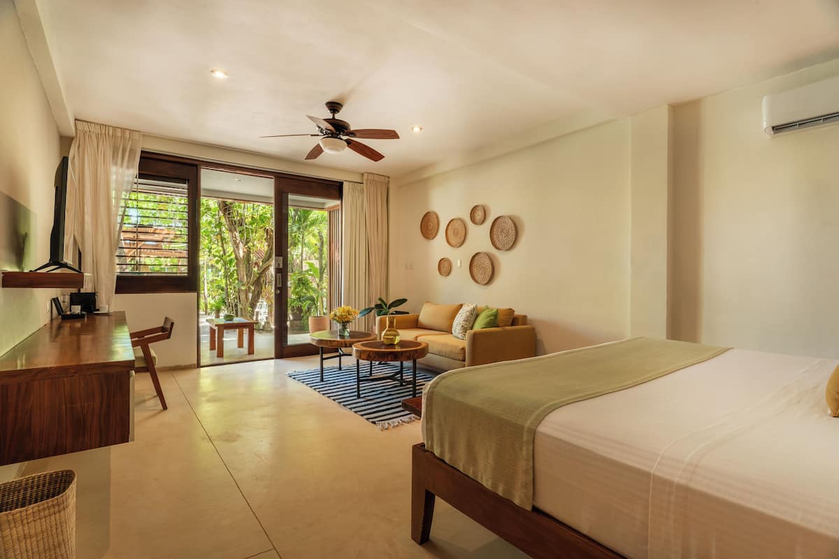 Phòng Junior, quang cảnh hồ bơi | Minibar, két bảo mật tại phòng, truy cập Internet không dây miễn phí